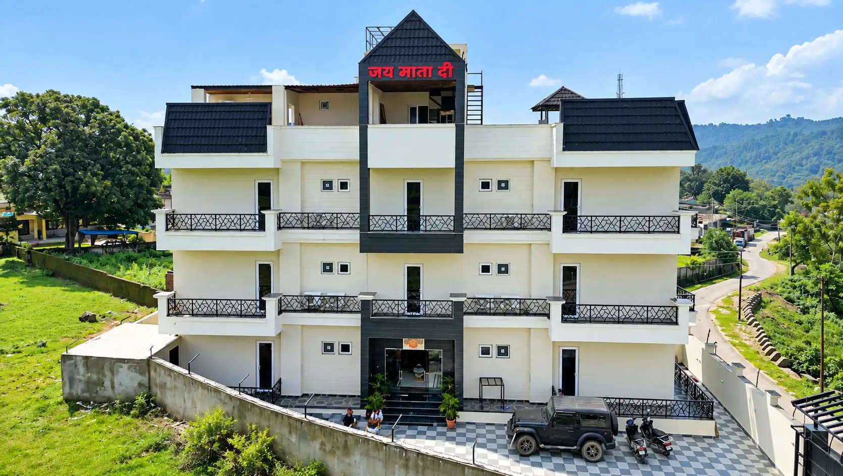 Hotel Ravira Krown Hills in daylight