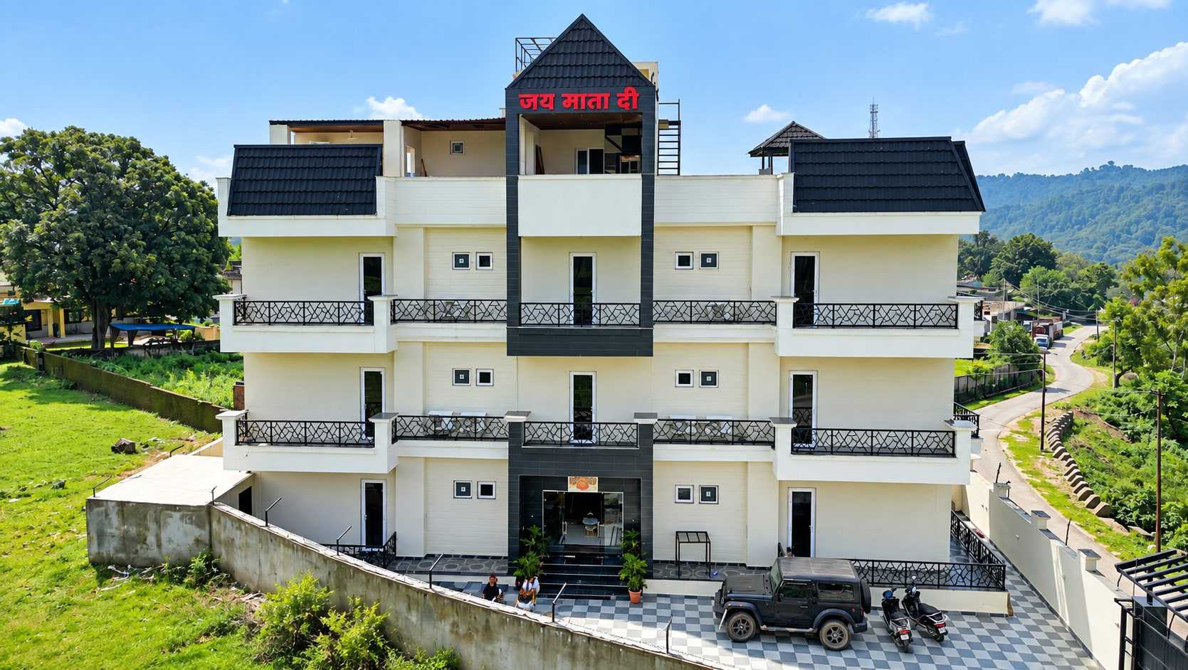 Hotel Ravira Krown Hills in daylight