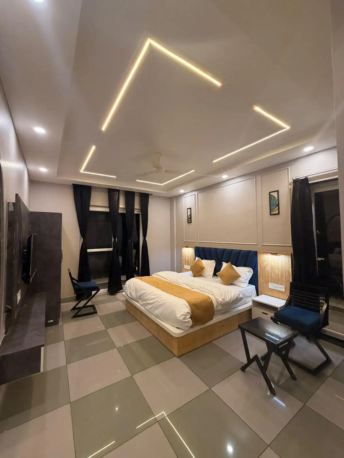 Double-bed room in the evening